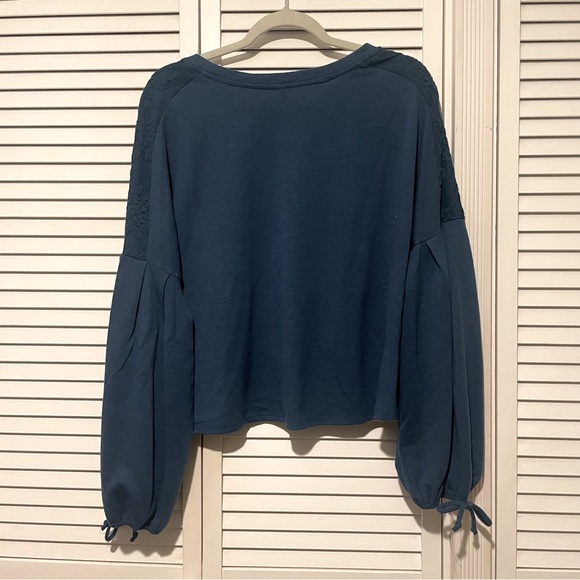 Comfy Cropped Top Sweater with Lace Detailing - Picture 5 of 5
